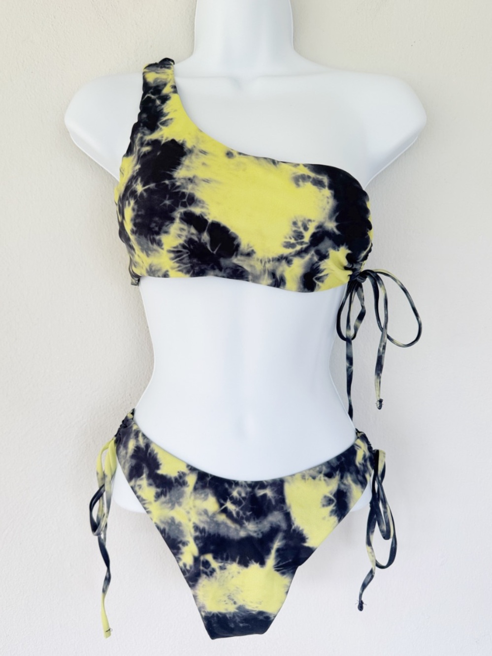 Pretty Little Thing yellow black tie dye one shoulder tie string bikini set 2/4